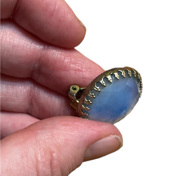 Hattie Carnegie Opaque Blue Clip On Earrings - Picture 2 of 3